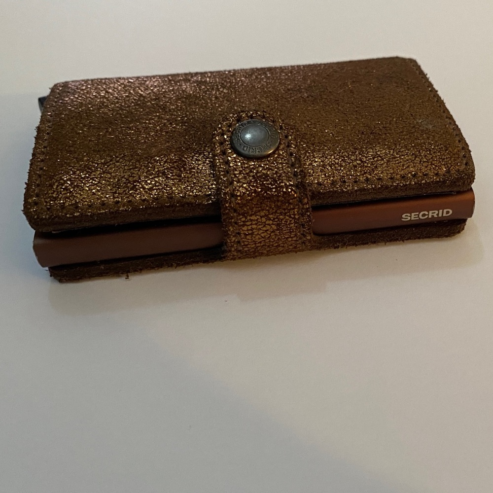 SECRID WALLET HOLDS LOADS OF CARDS